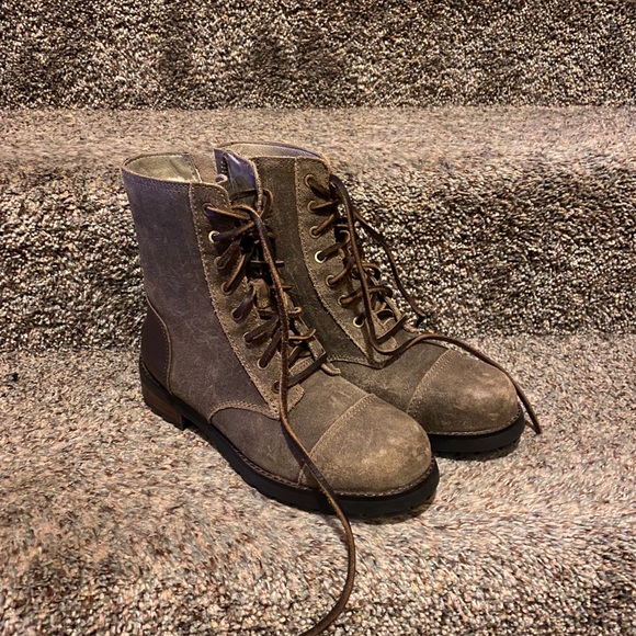 UGG Boots - Picture 1 of 4